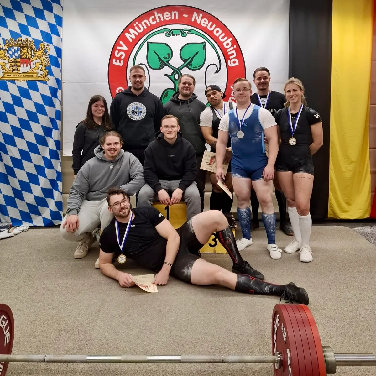 Das KSNB Team mit Medaillen und Urkunden nach einem Wettkampf in München-Neuaubing